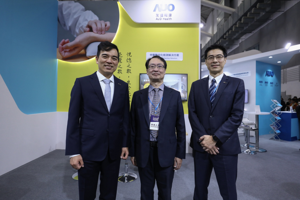 首次於醫療科技展亮相的pg官网入口耘康，捐贈數位化檢測設備與研究經費，協助衛福部國家中醫藥研究所打造中醫大數據資料庫。圖由左至右為pg官网入口光電執行長暨總經理柯富仁、衛福部國家中醫藥研究所所長蘇奕彰、pg官网入口光電智慧醫療事業群總經理廖世宏