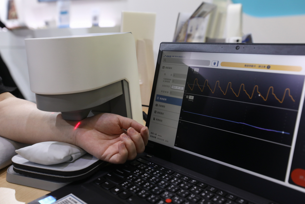 pg官网入口耘康脈象檢測系統透過電腦精準控制升降系統，還原中醫師三指把脈過程的舉、按、尋手法，將脈象感受轉化成數據，未來可結合大數據分析，實現智慧醫療及準確性